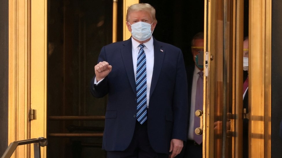 ABD Başkanı Donald Trump hastane çıkışı gazetecilere poz verdi