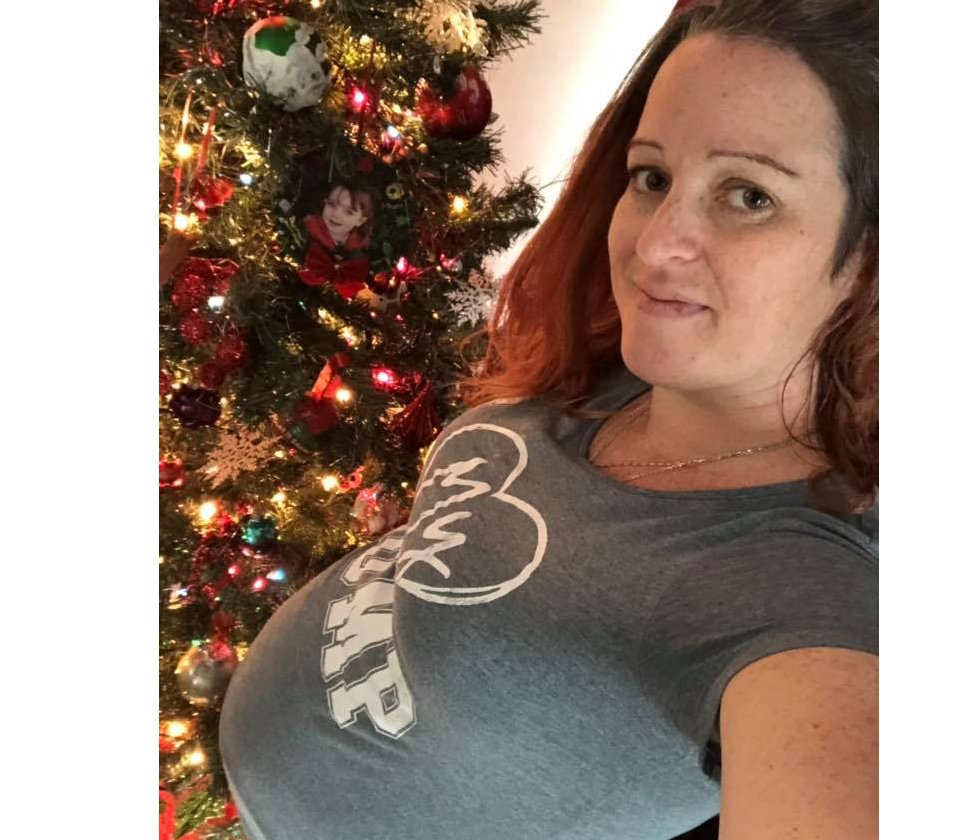 Janet Harbick posa con su vientre de embarazo