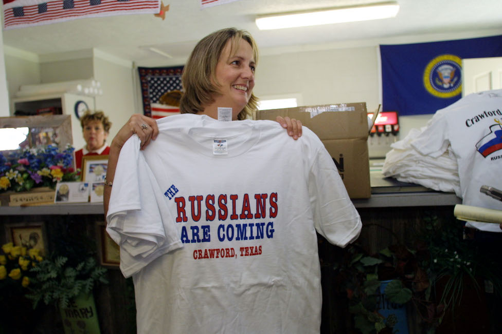 Una playera que lee: "Ya vienen los rusos"