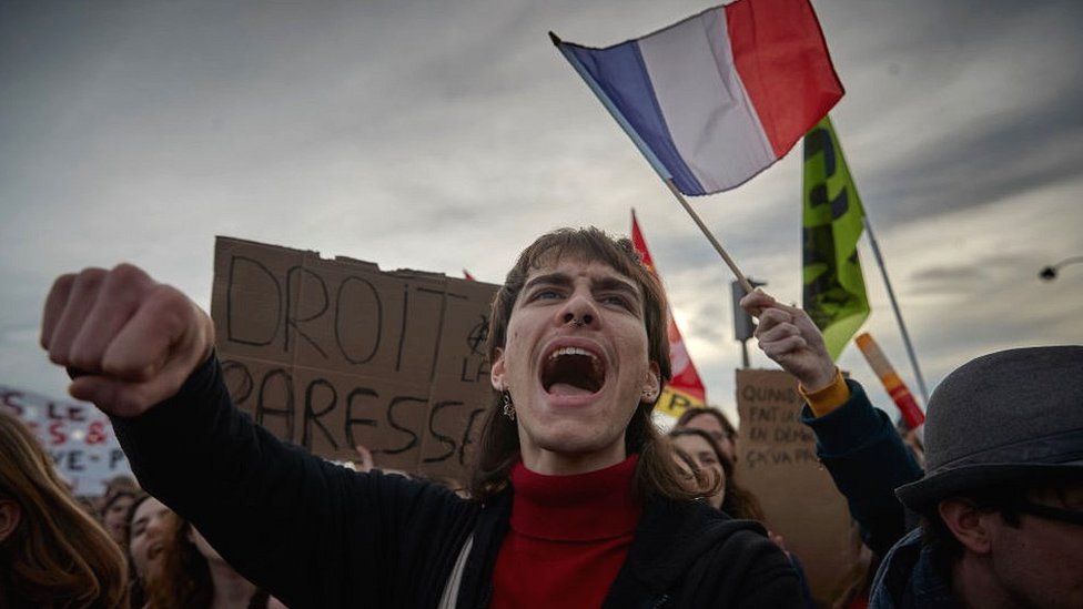 抗議者在協和廣場示威期間高呼反對法國政府的口號。