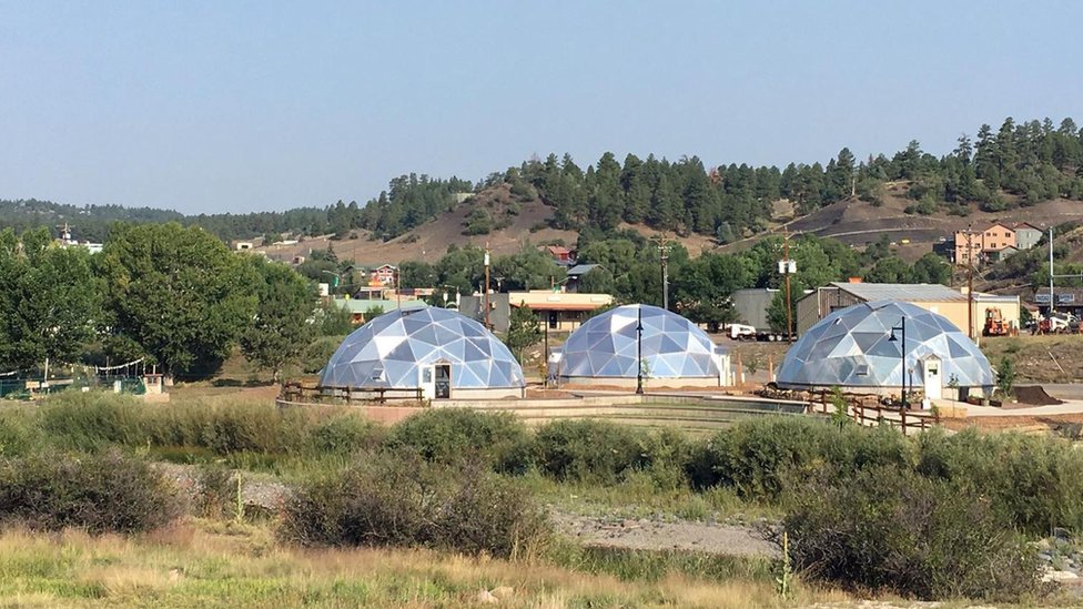 Los tres invernaderos usan energía geotermal para cultivar plantas todo el año, incluso en el frío clima de Colorado.