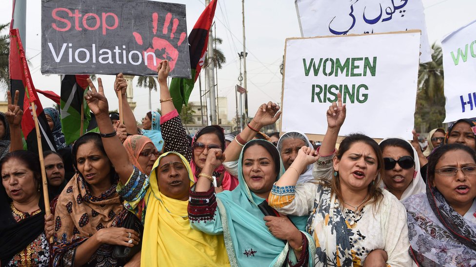 Активисты Пакистанской народной партии держат плакаты на митинге по случаю Международного женского дня в Карачи 8 марта 2016 г.