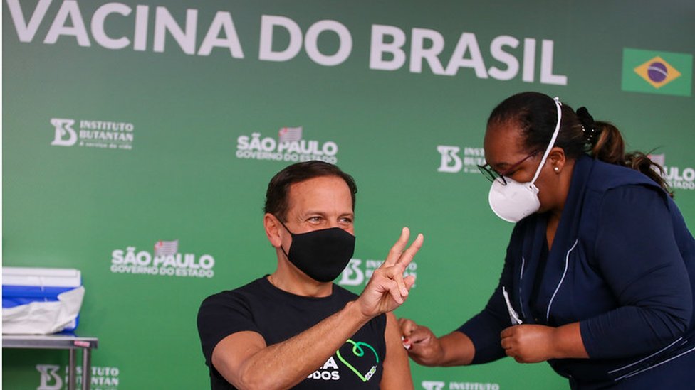 João Doria sendo vacinado