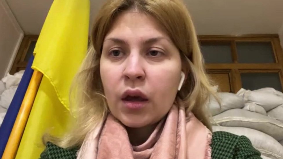 الغزو الروسي لأوكرانيا: نائبة رئيس الوزراء الأوكراني تقول إن روسيا قصفت مدارس ومستشفيات 2 تحدثت ستيفانيشينا إلى بي بي سي من غرفة مليئة بأكياس الرمل صباح الأحد
