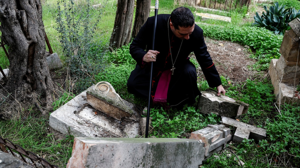 شاهد قبر مخرّب في مقبرة جبل صهيون البروتستانتية