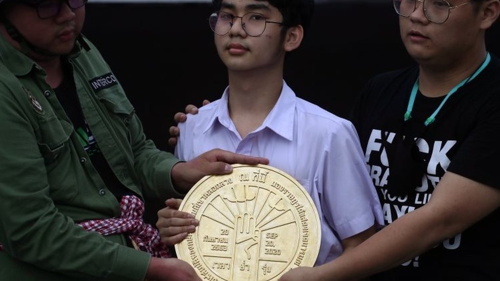 學生領袖在王家田廣場地上鑲入圓形的金色牌匾。
