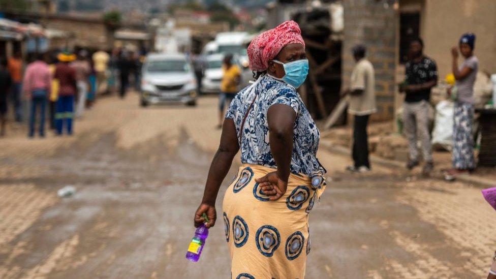 La alta densidad poblacional y las precarias condiciones de higiene de algunas zonas de África hace que sea aún más difícil contener la pandemia.