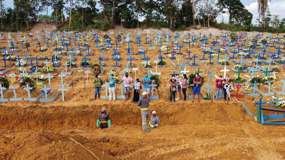 Foto aérea de un entierro en Brasil.