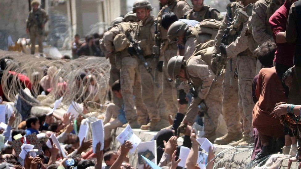 Warga berdesak-desakan di Bandara Kabul, Afghanistan