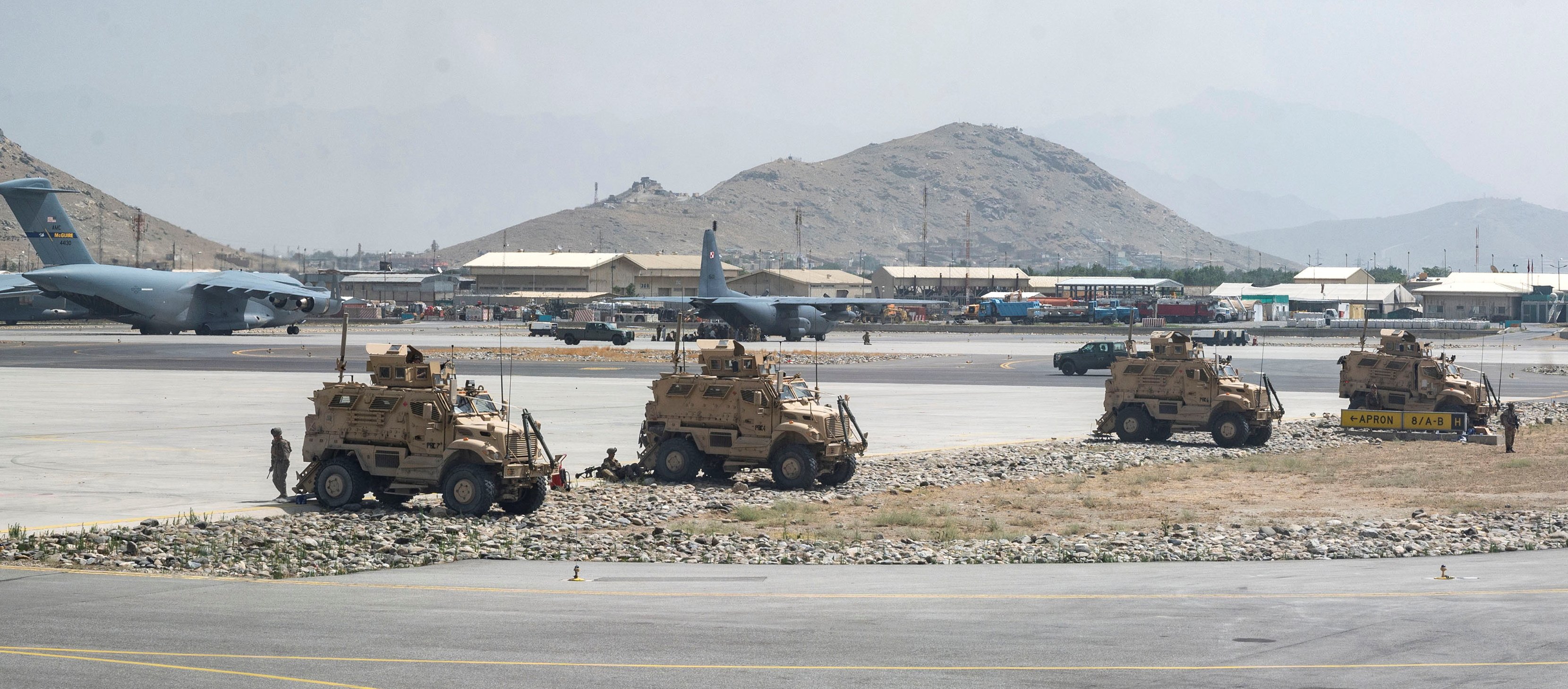 Vehículos blindados de EE.UU. vigilan el aeropuerto de Kabul