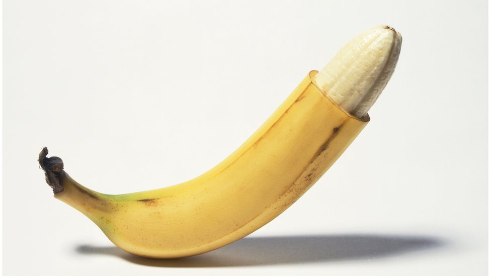 Banana sin cáscara en una de las puntas.