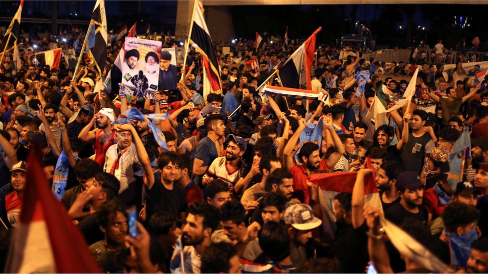 خرج المئات من أتباع الصدر في مظاهرات فرح بعد الإعلان عن فوز قائمة 