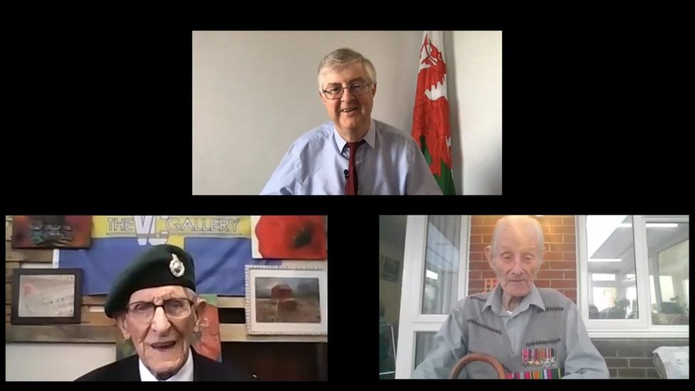 Первый министр Марк Дрейкфорд проводит видеозвонок с ветеранами Тедом Оуэнсом (94) и Уолфордом Хьюзом, MBE, 100 лет