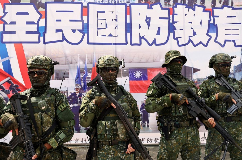 參加台灣新北市舉行的年度民防演習的持槍士兵（2022年7月14 日資料照片）。