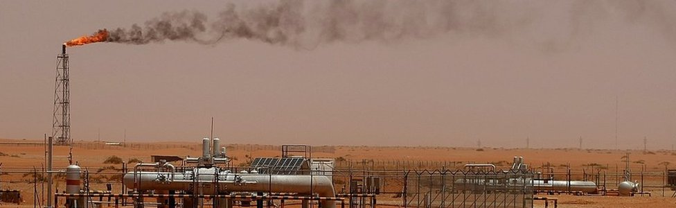 Пламя нефтяной установки Saudi Aramco в пустыне к востоку от столицы Саудовской Аравии Эр-Рияда, 23 июня 2008 г.