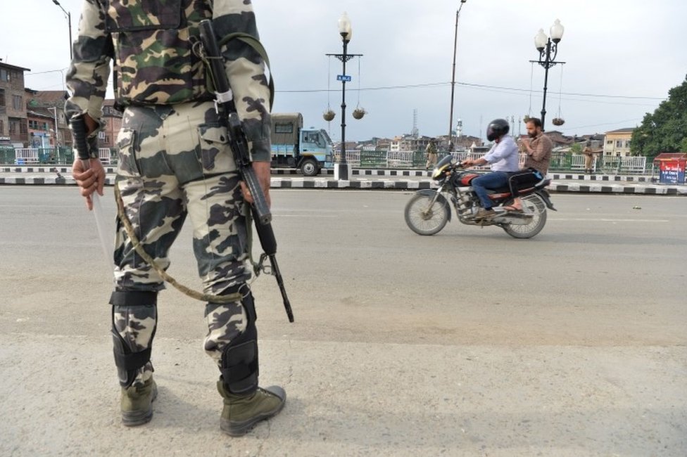 Сотрудник службы безопасности стоит на страже на улице во время блокировки в Шринагаре 11 августа 2019 года, после того как правительство Индии лишило Джамму и Кашмир автономии