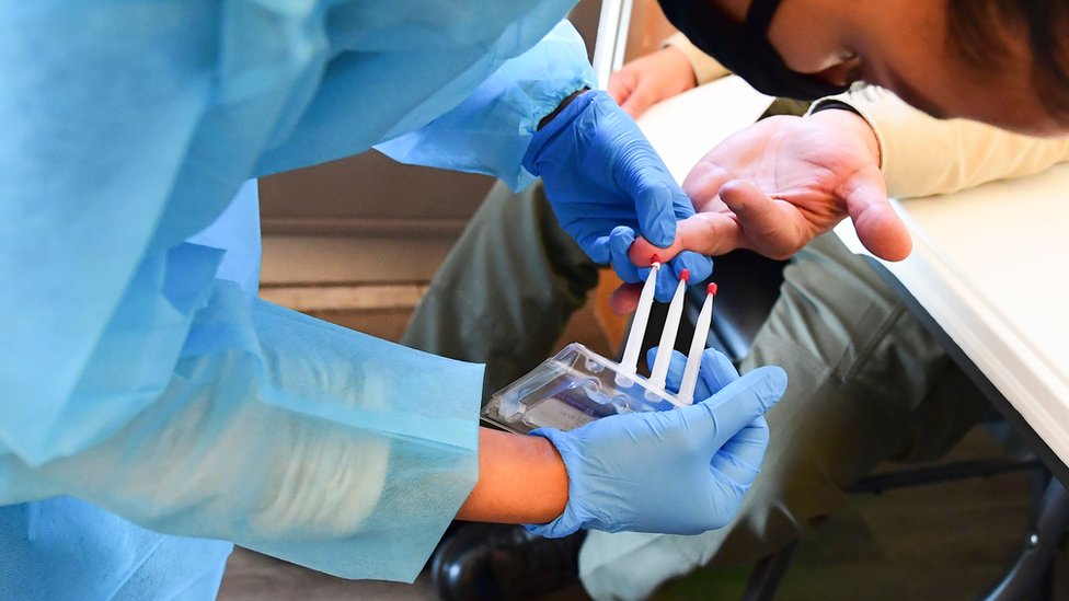 Sangue sendo coletado por meio de uma picada no dedo durante um teste gratuito de anticorpos Covid-19 organizado pela GuardHeart Foundation e pela cidade de Pico Rivera em 17 de fevereiro de 2021 em Pico Rivera, Califórnia.