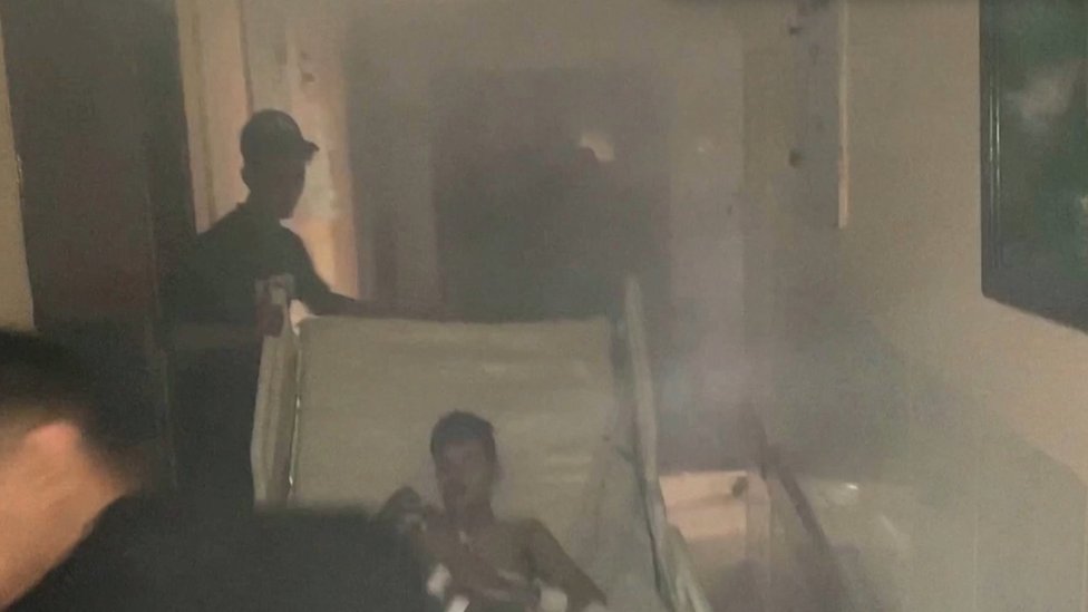 Bolničari prenose pacijenta kroz hodnike pune dima posle izraelskih napada 15. novembra