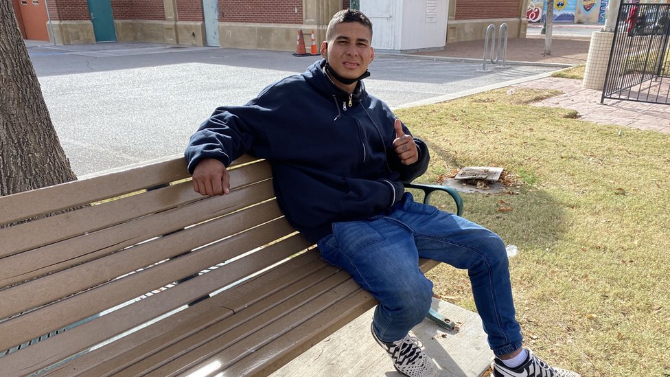 El migrante venezolano Dylan Torres lleva tres días durmiendo a la intemperie cerca de la estación de autobuses de Greyhound en el centro de El Paso, Texas, EE.UU.