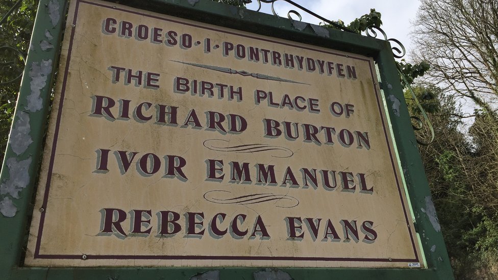 Знак, обозначающий Pontrhydyfen, где родился Ричард Бертон