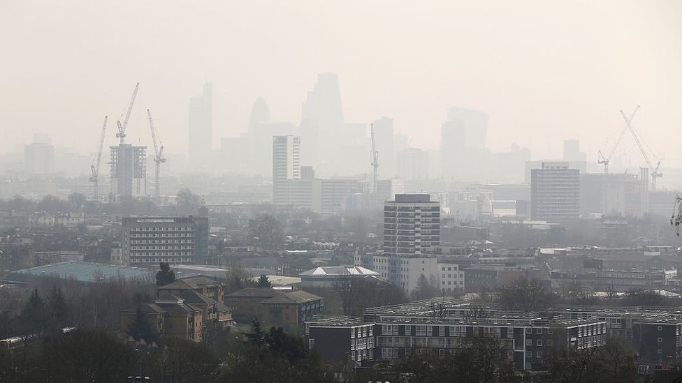El aire contaminado causa cerca de 6.000 muertes prematuras cada año en la capital británica. Londres contaminado