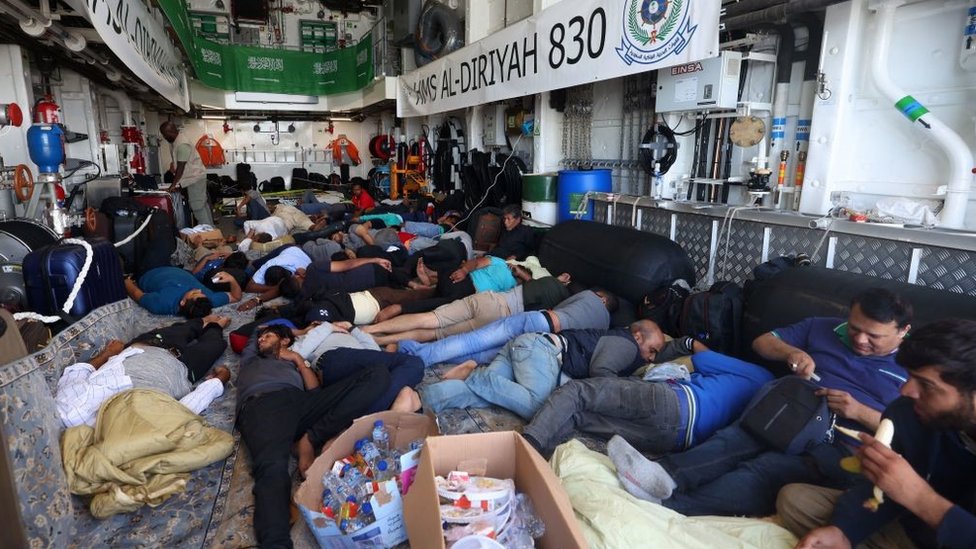 2023年4月30日，被撤離人員在從蘇丹港前往吉達的沙特海軍艦艇上休息