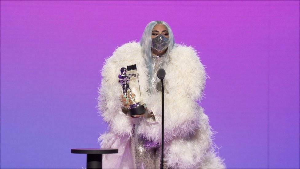 Леди Гага принимает награду