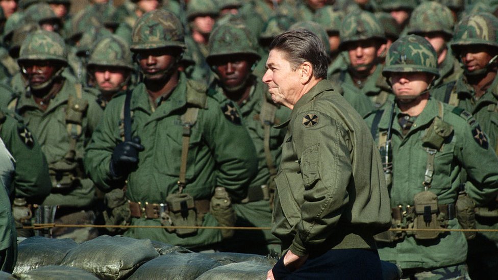El presidente Ronald Reagan se prepara para hablar con las tropas del 2o de Infantería del Ejército de EE. UU. Estacionadas en Corea del Sur