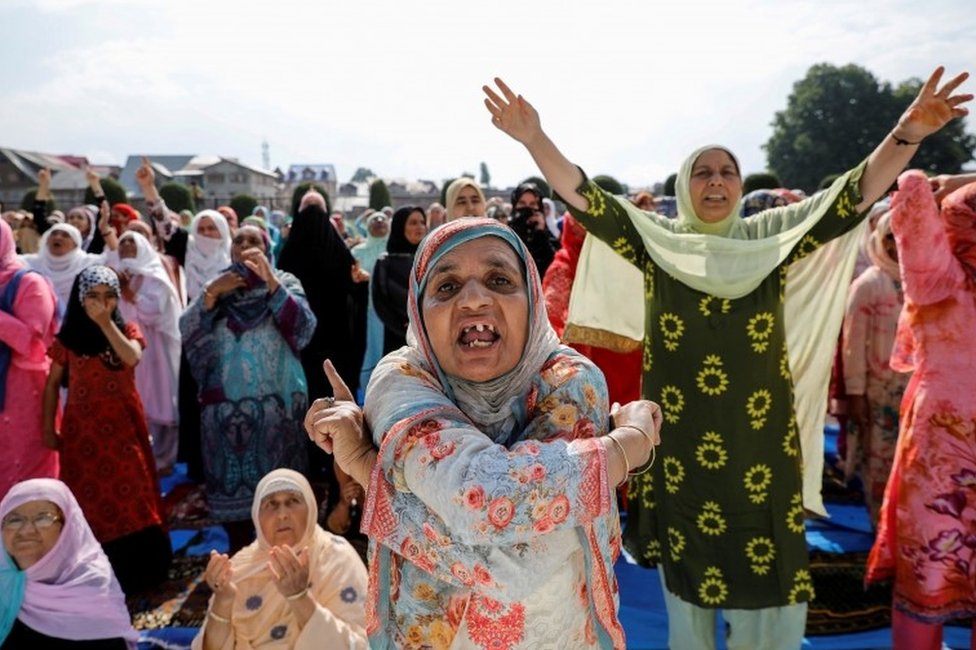 Кашмирские женщины выкрикивают лозунги в защиту свободы перед тем, как совершить молитву Курбан-байрам в мечети во время ограничений после отмены особого конституционного статуса Кашмира правительством Индии в Сринагаре, 12 августа 2019 г.