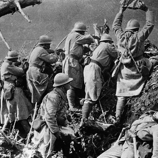 Soldados franceses asaltan una trinchera alemana.