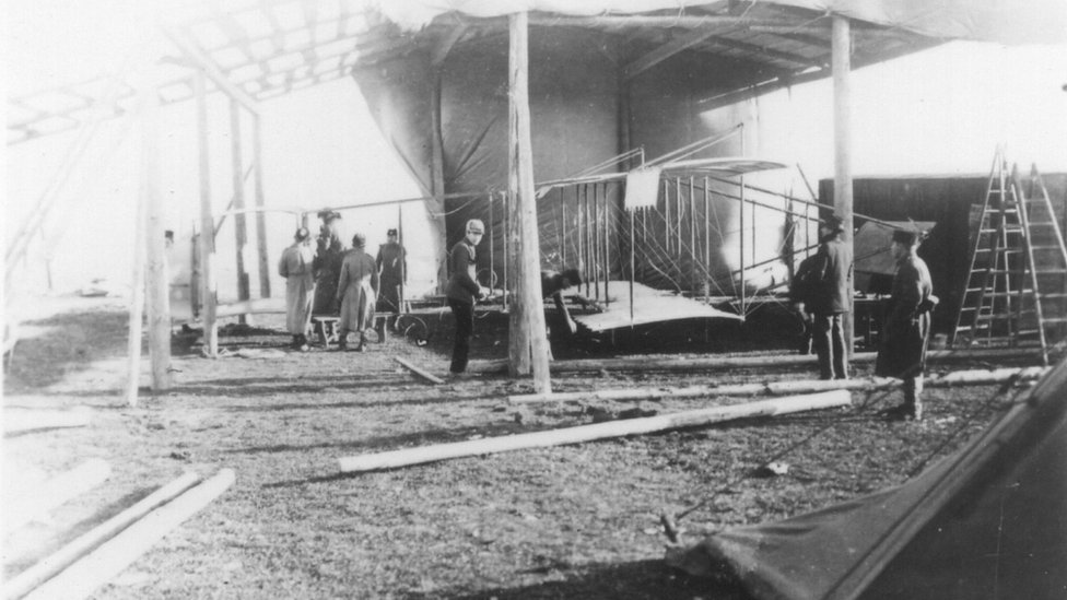 Sastavljanje aviona ruskog pilota Maslenikova 1910. godine. Banjica.