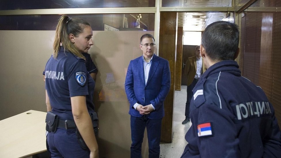 Zašto istovremeno verujemo i sumnjamo u policiju