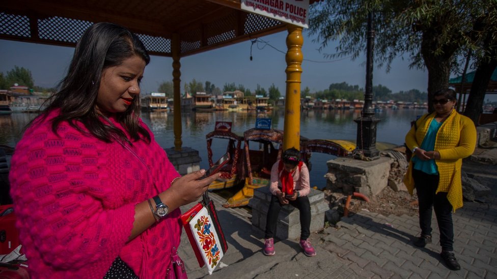 Женщины, использующие мобильные телефоны в Кашмире