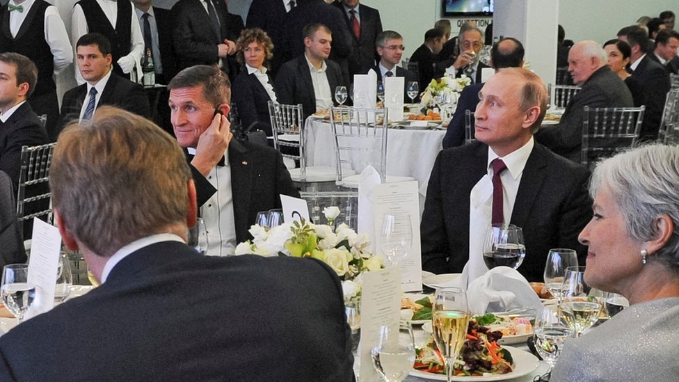 На этой файловой фотографии, сделанной 10 декабря 2015 года, в центре справа находится президент России Владимир Путин, слева в центре - отставной генерал-лейтенант Майкл Флинн