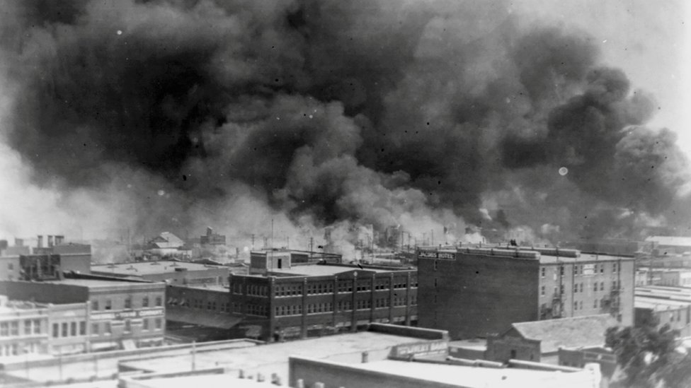 Casas ardiendo en Tulsa, Oklahoma, en 1921