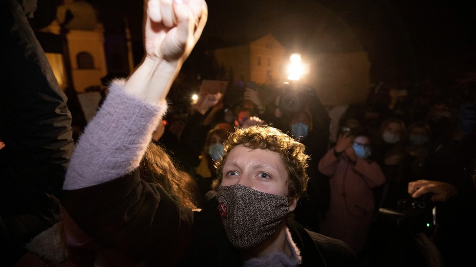 Демонстрант жестикулирует во время акции протеста в Познани, Польша, 23 октября 2020 г.