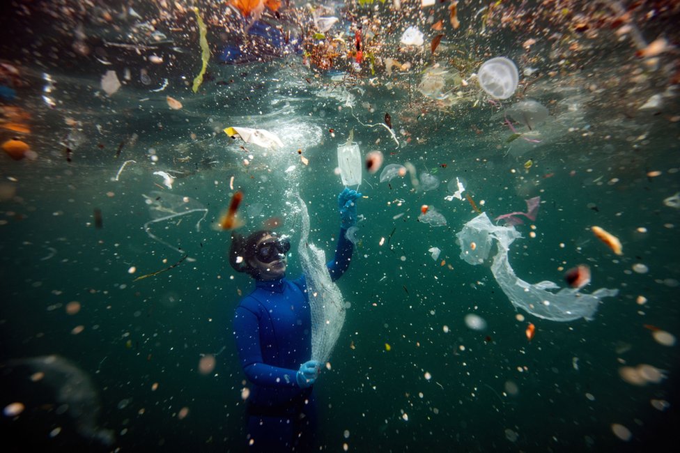 被塑料垃圾環繞的潛水者