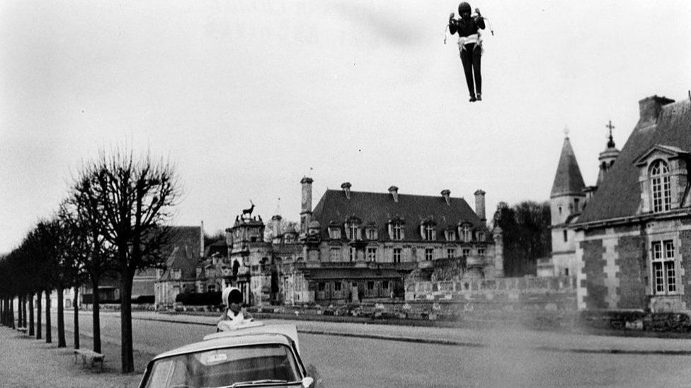 1965 yapımı filmde 007 James Bond roketiyle uçup Aston Martin otomobilinin yanına iniş yapmıştı