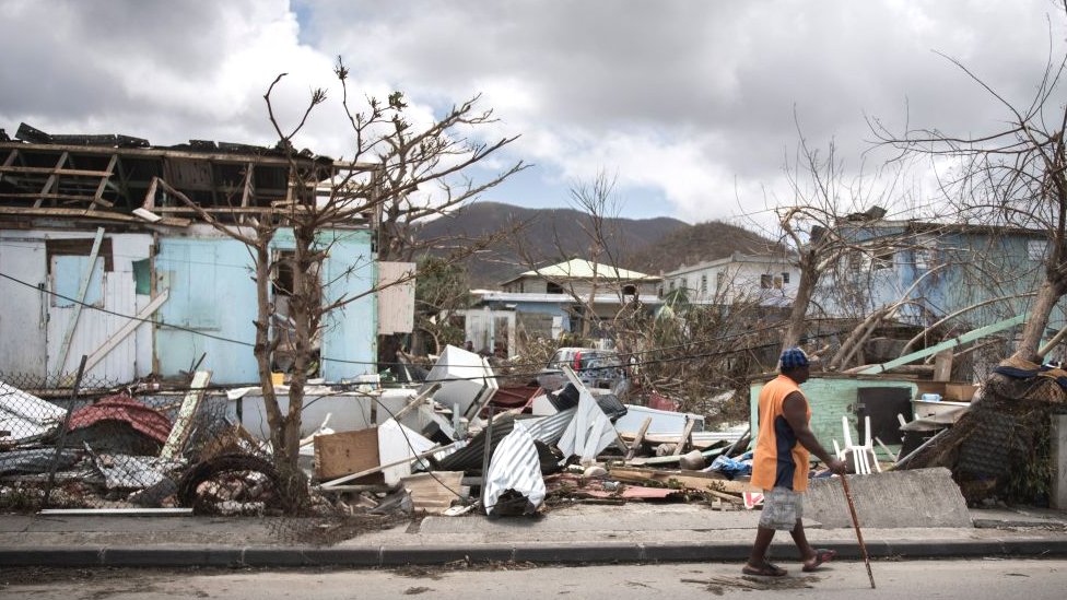 La mayor parte de los 80.000 habitantes de los territorios de San Martín y San Bartolomé sin hogar. Un hombre pasa entre los escombros en Marigot, en la parte francesa de San Martín.