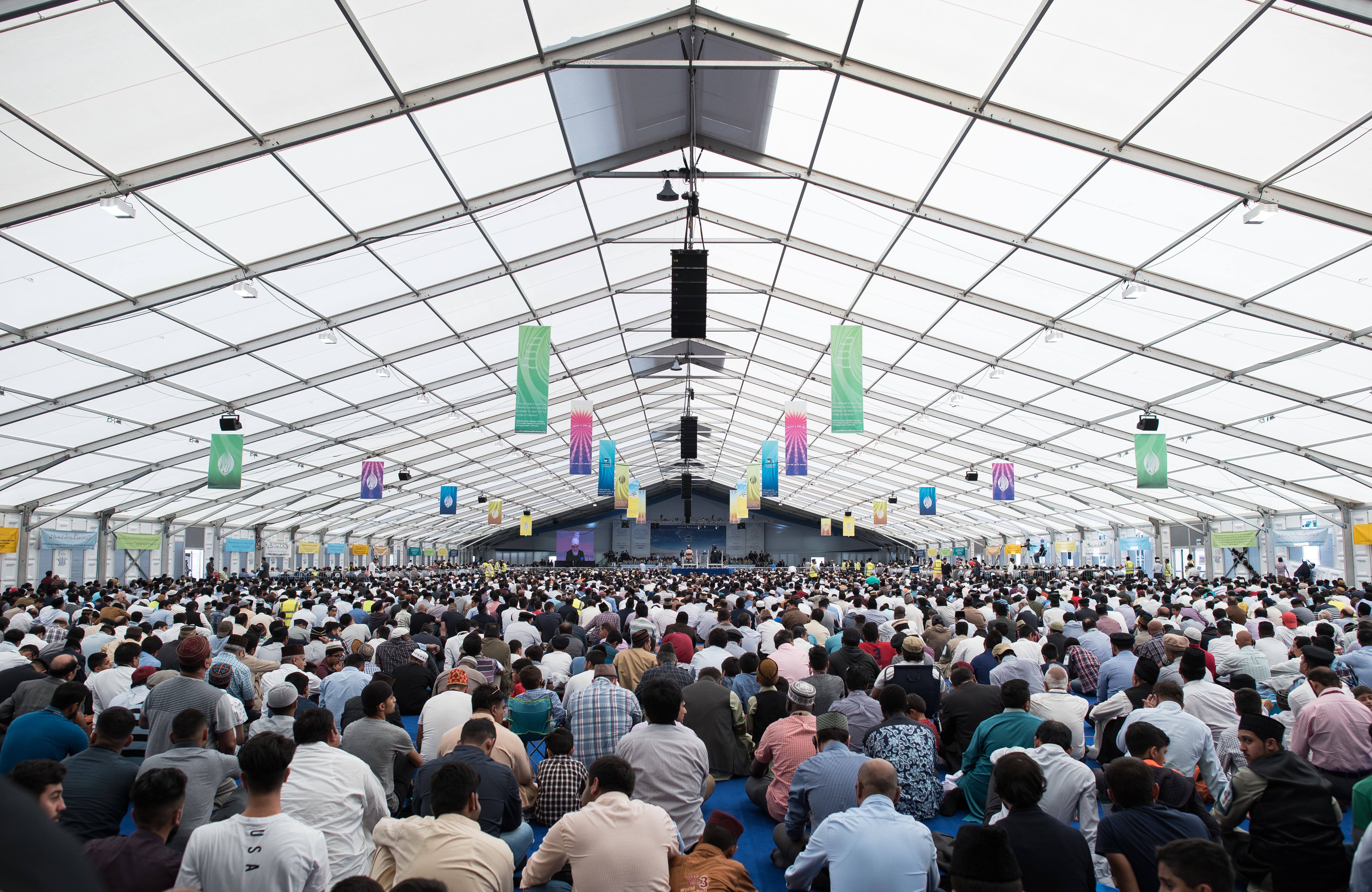 El Jalsa Salana es una sorprendente mezcla musulmanes de distintas culturas que suele verse en La Meca, no en el campo inglés. Miles de ahmadíes en el Jalsa Salana de este año, en Hampshire, Inglaterra.