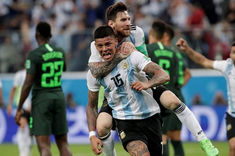 Marcos Rojo y Messi celebran
