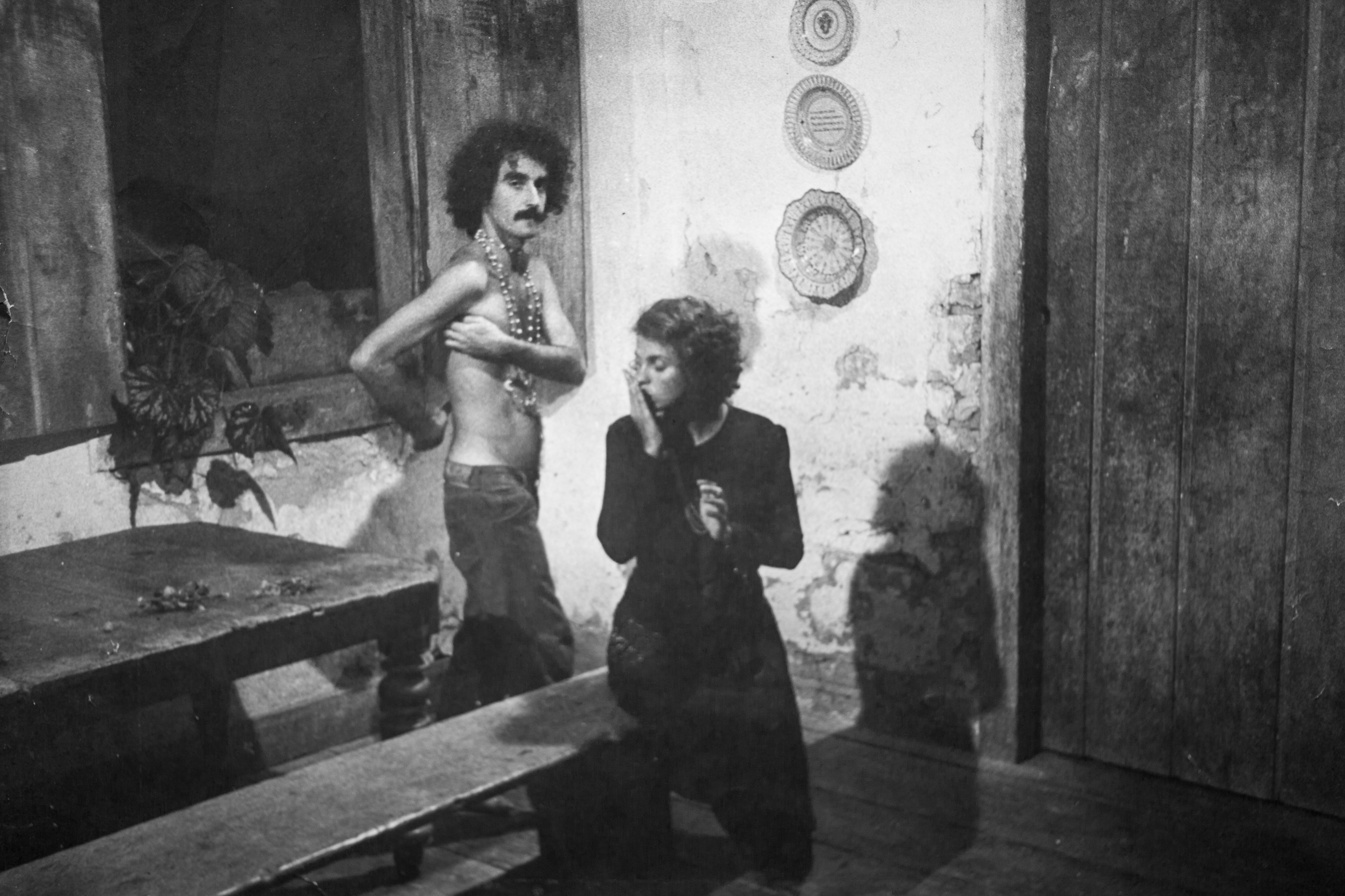 Leila Diniz e Luiz Carlos Lacerda durante a filmagem de Mãos vazias em Paraty, 1970