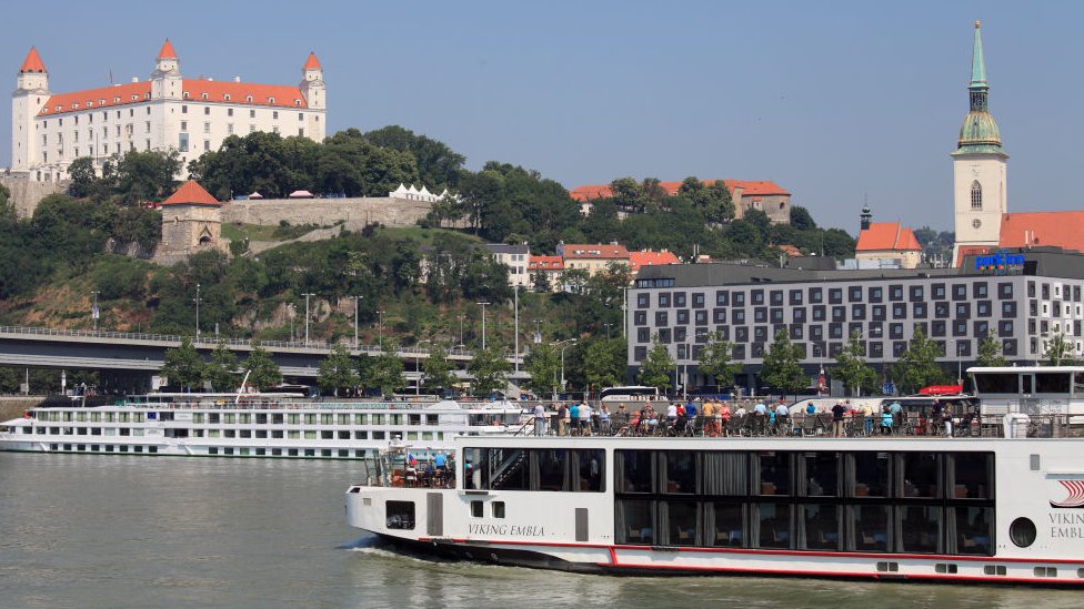 На изображении показан туристический корабль в Братиславе