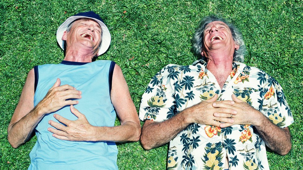 Dos hombres mayores riéndose