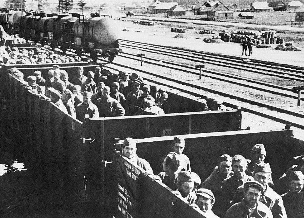 Tren de prisioneros rumbo a campos de concentración en Alemania.