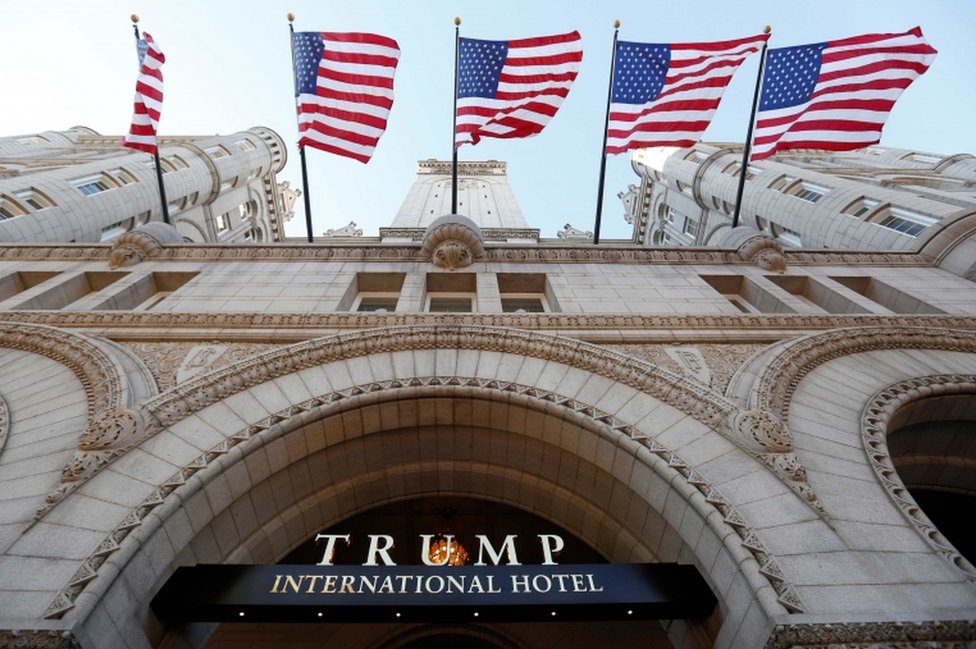 Флаги развеваются над входом в новый отель Trump International Hotel в день его открытия в Вашингтоне, округ Колумбия, США, 12 сентября 2016 года.