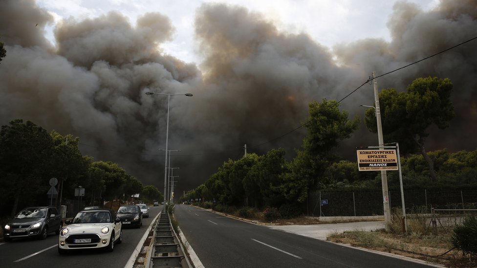 Fuerte hmumareda en Neo Voutsa, a las afueras de Atenas, el 23 de julio de 2018.
