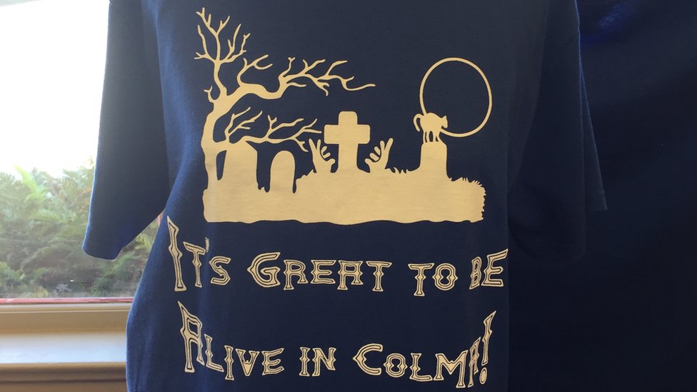 "Es genial estar vivo en Colma" es el lema que se ve por todas partes en la pintoresca ciudad californiana. (Foto: Beatriz Díez) Camiseta con el lema "Es genial estar vivo en Colma"