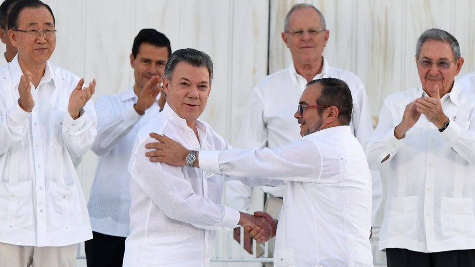El presidente de Colombia Juan Manuel Santos saluda al líder de las Farc, Timochenko en Cartagena de Indias, Colombia.