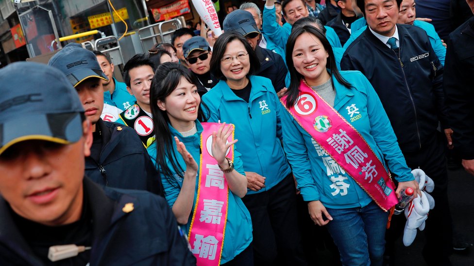 Президент Тайваня Цай Ин-вэнь и кандидат в вице-президенты Демократической прогрессивной партии (DPP) Уильям Лай присутствуют на мероприятии кампании в Тайбэе, Тайвань